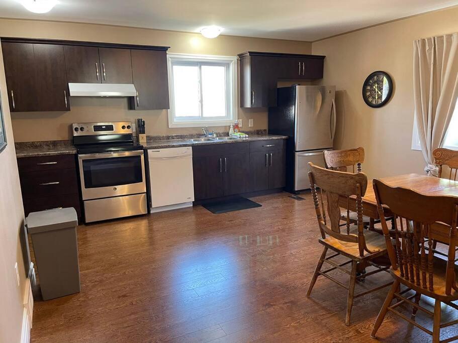 Cozy 2 Bedroom Home In Chatham - Left Side Chatham-Kent Exterior foto